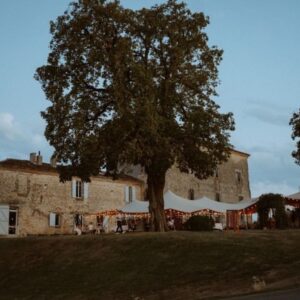 Location tente nomade de 225m². Louez cette tente berbère, nomade. Mariage, anniversaire, kermesse, fête de village, soirée... Retrouvez nous dans les Landes, en Gironde, dans les Pyrénées-Atlantiques et dans le Gers. Tente nomade 75M² 150M² 225m² 300m² Safari tente strech sable