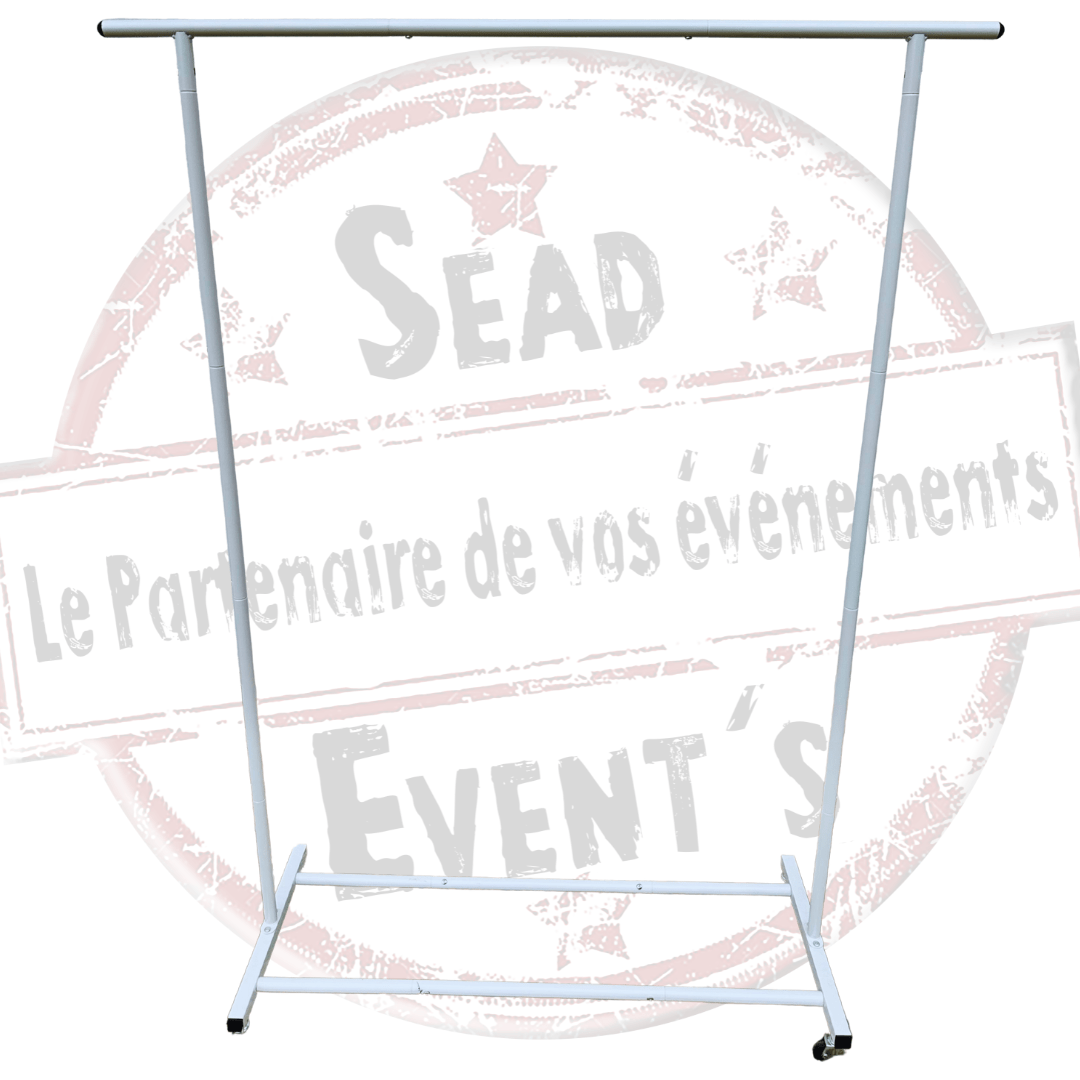 portant à vetements blanc en metal. location de portant a vetements blanc en metal sur roulette pour evenement, mariage, anniversaire, seminaire, .kermesse, fête de village, soirée... Retrouvez nous dans les Landes, en Gironde, dans les Pyrénées-Atlantiques et dans le Gers.