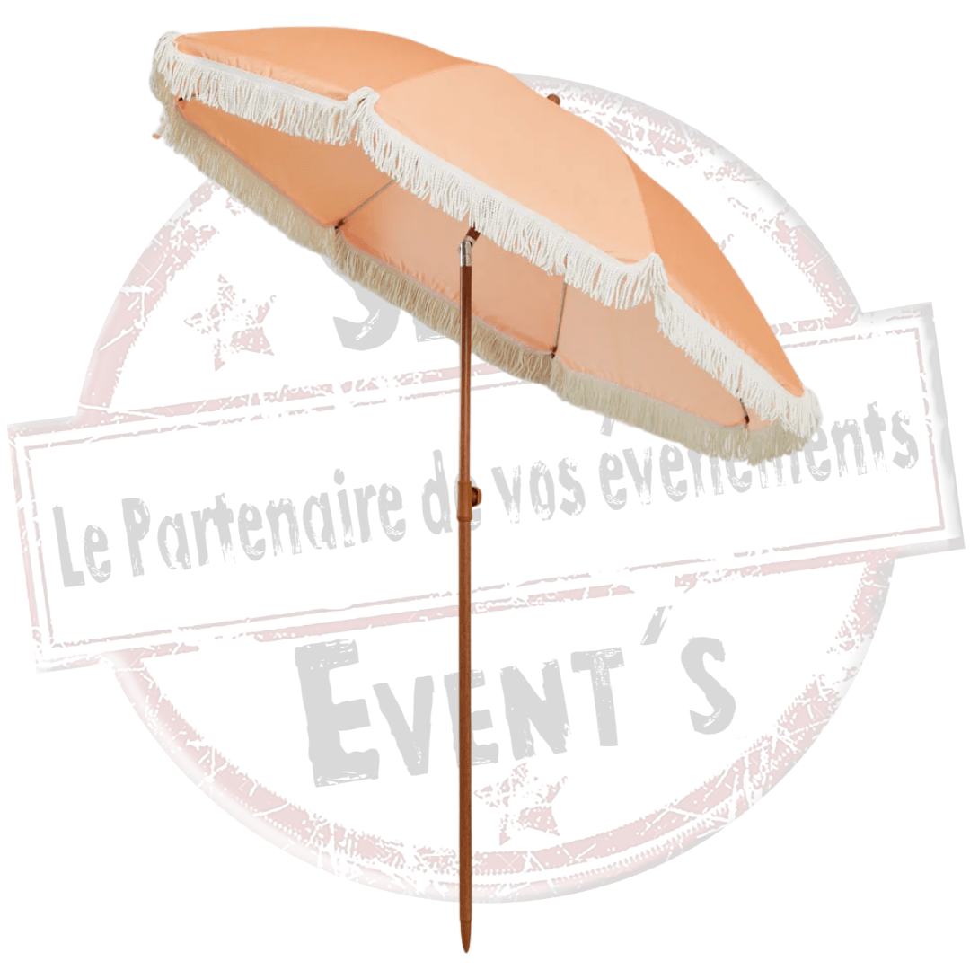 Parasol à franges orange. Louez ce parasol orange à franges theme boheme pour votre évènement. Mariage, anniversaire, kermesse, fête de village, soirée... Retrouvez nous, location dans les Landes, en Gironde, dans les Pyrénées-Atlantiques et dans le Gers. mobilier lounge