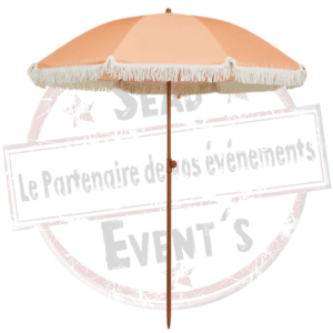 Parasol à franges orange. Louez ce parasol orange à franges theme boheme pour votre évènement. Mariage, anniversaire, kermesse, fête de village, soirée... Retrouvez nous, location dans les Landes, en Gironde, dans les Pyrénées-Atlantiques et dans le Gers. mobilier lounge