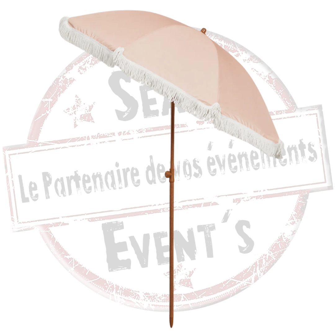 Parasol à franges rose. Louez ce parasol rose à franges theme boheme pour votre évènement. Mariage, anniversaire, kermesse, fête de village, soirée... Retrouvez nous, location dans les Landes, en Gironde, dans les Pyrénées-Atlantiques et dans le Gers. mobilier lounge