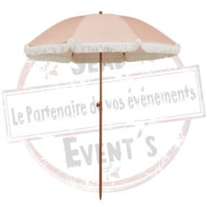 Parasol à franges rose. Louez ce parasol rose à franges theme boheme pour votre évènement. Mariage, anniversaire, kermesse, fête de village, soirée... Retrouvez nous, location dans les Landes, en Gironde, dans les Pyrénées-Atlantiques et dans le Gers. mobilier lounge