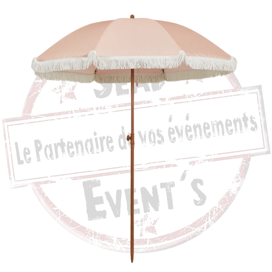 Parasol à franges rose. Louez ce parasol rose à franges theme boheme pour votre évènement. Mariage, anniversaire, kermesse, fête de village, soirée... Retrouvez nous, location dans les Landes, en Gironde, dans les Pyrénées-Atlantiques et dans le Gers. mobilier lounge