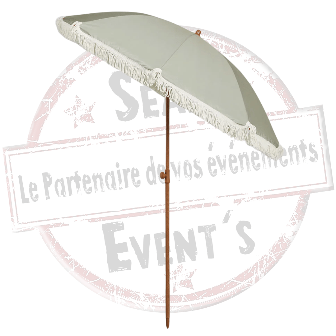 Parasol à franges vert kaki. Louez ce parasol vert kaki à franges theme boheme pour votre évènement. Mariage, anniversaire, kermesse, fête de village, soirée... Retrouvez nous, location dans les Landes, en Gironde, dans les Pyrénées-Atlantiques et dans le Gers. mobilier lounge