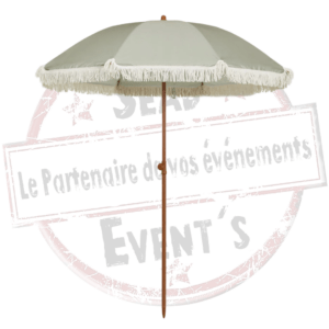 Parasol à franges vert kaki. Louez ce parasol vert kaki à franges theme boheme pour votre évènement. Mariage, anniversaire, kermesse, fête de village, soirée... Retrouvez nous, location dans les Landes, en Gironde, dans les Pyrénées-Atlantiques et dans le Gers. mobilier lounge
