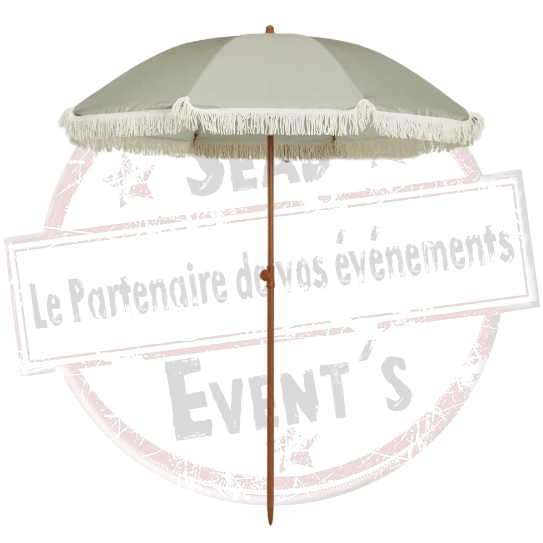 Parasol à franges vert kaki. Louez ce parasol vert kaki à franges theme boheme pour votre évènement. Mariage, anniversaire, kermesse, fête de village, soirée... Retrouvez nous, location dans les Landes, en Gironde, dans les Pyrénées-Atlantiques et dans le Gers. mobilier lounge